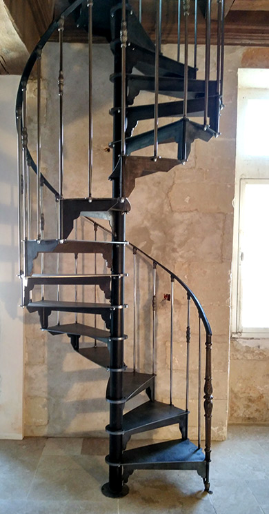 Escalier colimaçon acier dans une maison ancienne