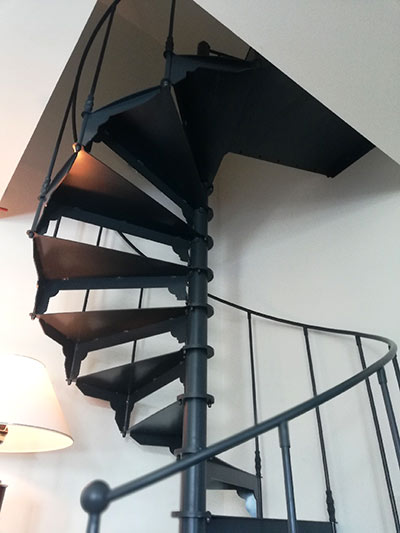 Escalier d'intérieur noir acier