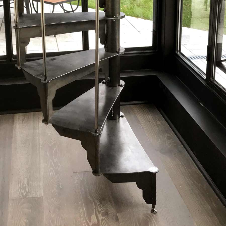 Escalier colimaçon acier 1900 cabaret intégré dans une véranda
