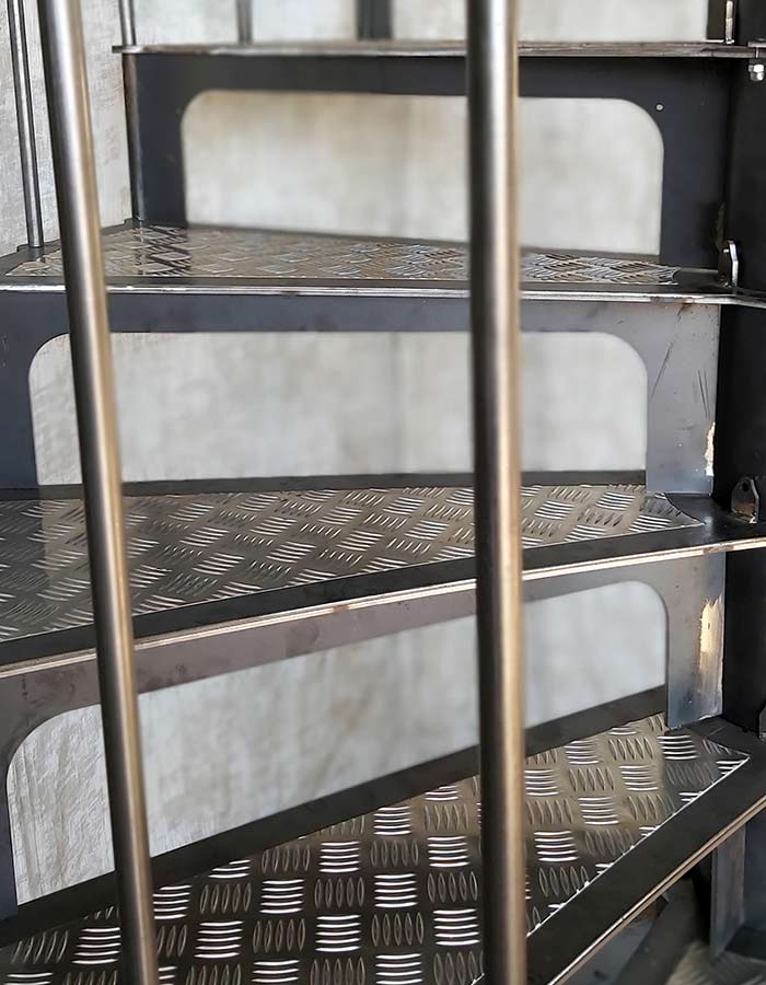Escalier colimaçon acier avec marche en tôle larmée