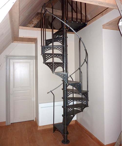 Escalier industriel motif losanges