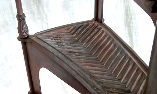 Motif chevron dans la marche en fonte
