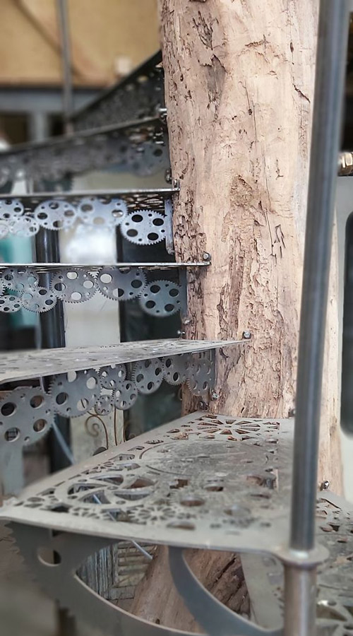Escalier engrenages avec fût en bois