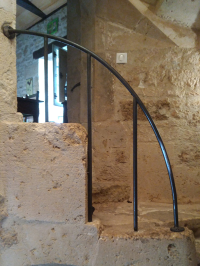 Main courante ronde escalier en pierre