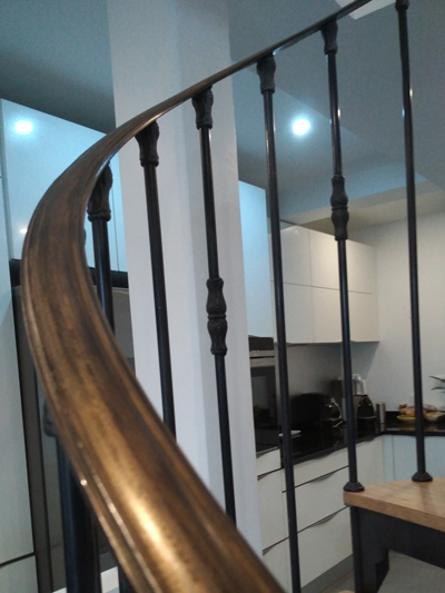 Escalier main courante moulurée détail
