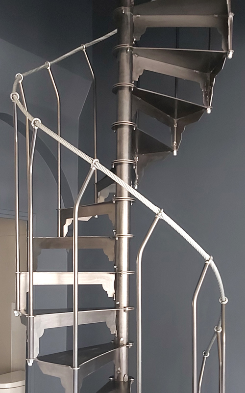 Escalier colimaçon en métal brut