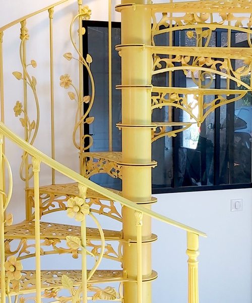 Escalier colimaçon sur-mesure jaune