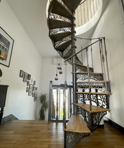 Escalier colimaçon dans une maison moderne